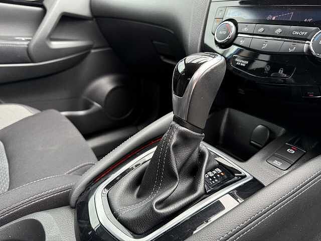 Nissan Qashqai 1.3 DIG-T (160ps) N-Connecta [Glass Roof]