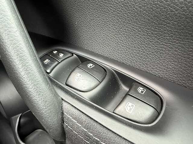 Nissan Qashqai 1.3 DIG-T (160ps) N-Connecta [Glass Roof]