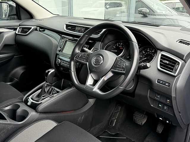 Nissan Qashqai 1.3 DIG-T (160ps) N-Connecta [Glass Roof]