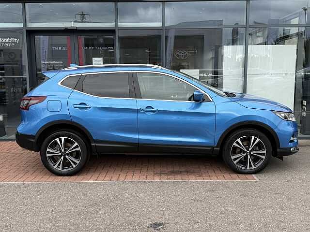 Nissan Qashqai 1.3 DIG-T (160ps) N-Connecta [Glass Roof]