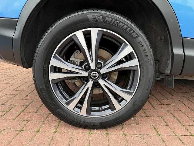 Nissan Qashqai 1.3 DIG-T (160ps) N-Connecta [Glass Roof]