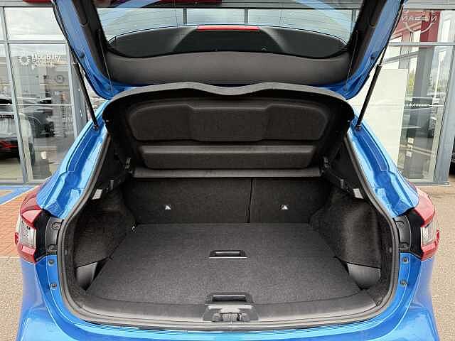 Nissan Qashqai 1.3 DIG-T (160ps) N-Connecta [Glass Roof]
