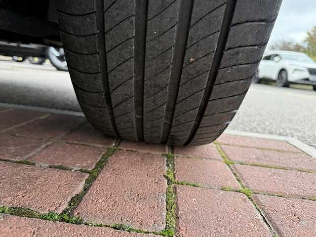 Nissan Qashqai 1.3 DIG-T (160ps) N-Connecta [Glass Roof]