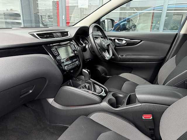 Nissan Qashqai 1.3 DIG-T (160ps) N-Connecta [Glass Roof]