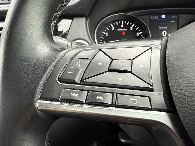 Nissan Qashqai 1.3 DIG-T (160ps) N-Connecta [Glass Roof]