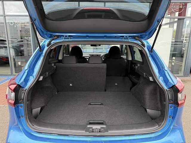 Nissan Qashqai 1.3 DIG-T (160ps) N-Connecta [Glass Roof]