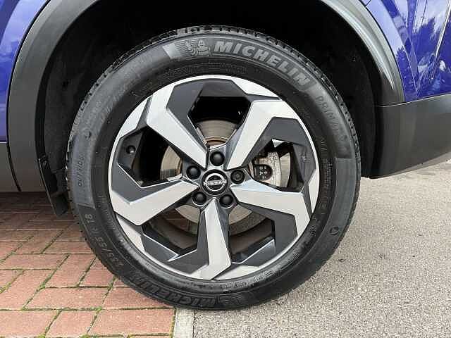 Nissan Qashqai 1.3 DIG-T (140ps) N-Connecta [Glass Roof]