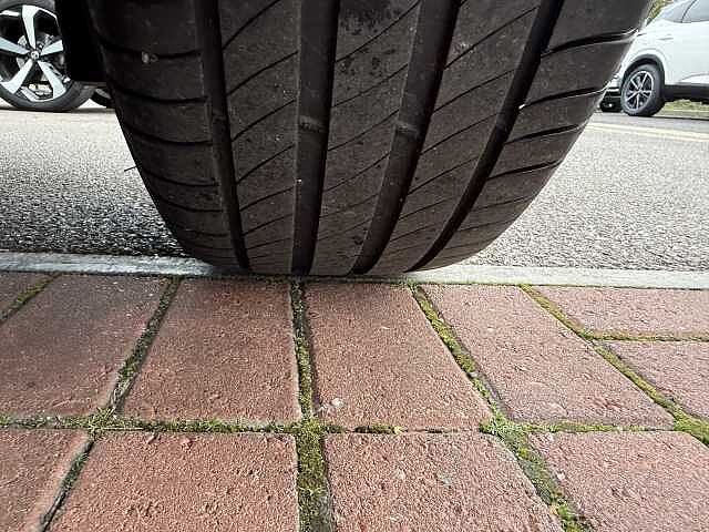 Nissan Qashqai 1.3 DIG-T (140ps) N-Connecta [Glass Roof]