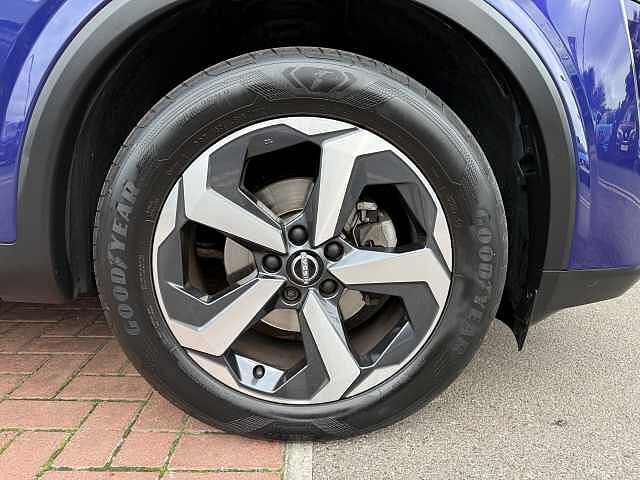 Nissan Qashqai 1.3 DIG-T (140ps) N-Connecta [Glass Roof]