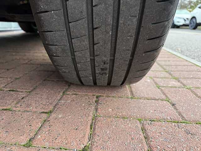 Nissan Qashqai 1.3 DIG-T (140ps) N-Connecta [Glass Roof]