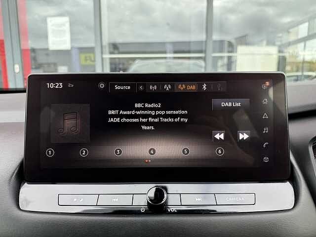 Nissan Qashqai 1.3 DIG-T (140ps) N-Connecta [Glass Roof]