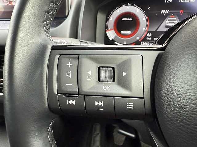 Nissan Qashqai 1.3 DIG-T (140ps) N-Connecta [Glass Roof]