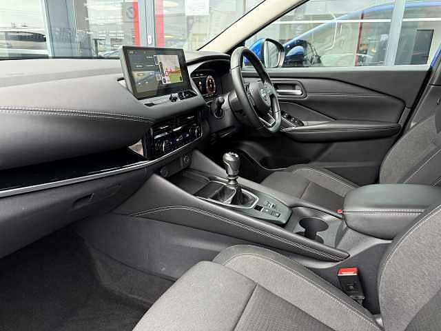 Nissan Qashqai 1.3 DIG-T (140ps) N-Connecta [Glass Roof]