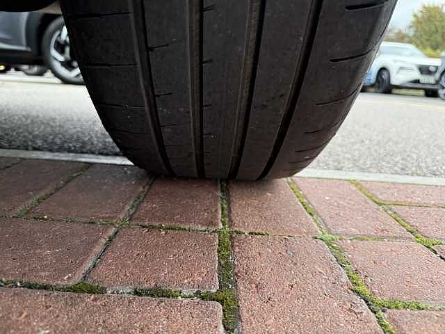 Nissan Qashqai 1.3 DIG-T (140ps) N-Connecta [Glass Roof]