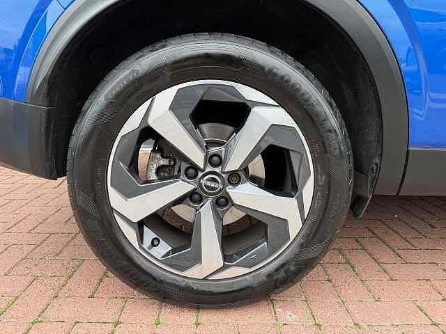 Nissan Qashqai 1.3 DIG-T (140ps) N-Connecta [Glass Roof]