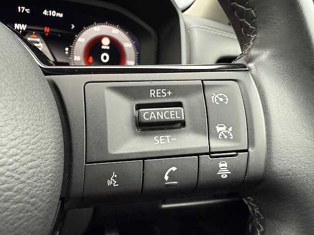 Nissan Qashqai 1.3 DIG-T (140ps) N-Connecta [Glass Roof]