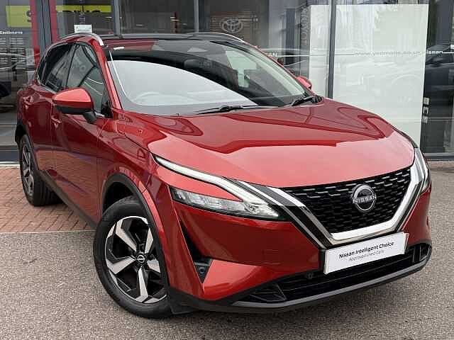 Nissan Qashqai 1.3 DIG-T (158ps) N-Connecta [Glass Roof]