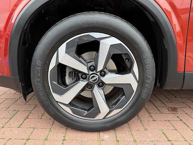 Nissan Qashqai 1.3 DIG-T (158ps) N-Connecta [Glass Roof]