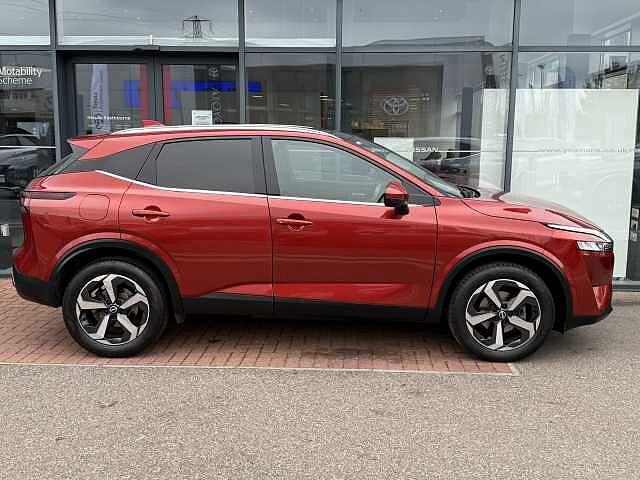 Nissan Qashqai 1.3 DIG-T (158ps) N-Connecta [Glass Roof]