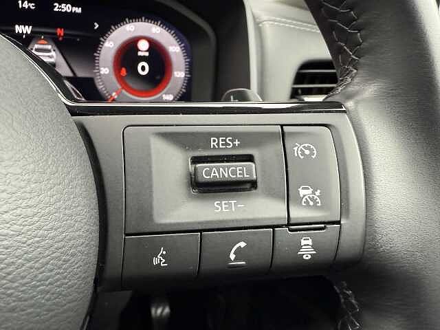 Nissan Qashqai 1.3 DIG-T (158ps) N-Connecta [Glass Roof]