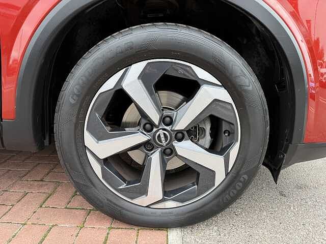 Nissan Qashqai 1.3 DIG-T (158ps) N-Connecta [Glass Roof]