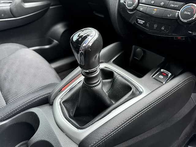 Nissan Qashqai 1.5 dCi N-Connecta [Glass Roof]