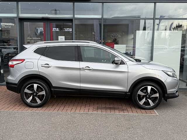 Nissan Qashqai 1.5 dCi N-Connecta [Glass Roof]