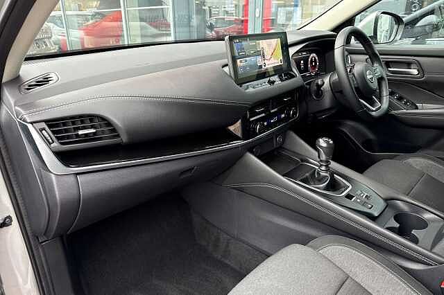 Nissan Qashqai 1.3 DIG-T (140ps) N-Connecta [Glass Roof]