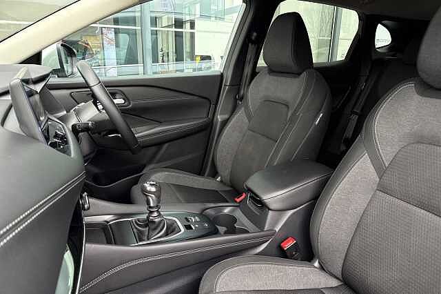 Nissan Qashqai 1.3 DIG-T (140ps) N-Connecta [Glass Roof]