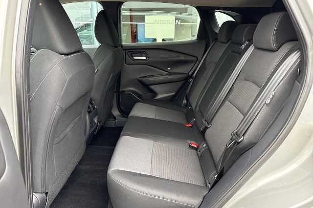 Nissan Qashqai 1.3 DIG-T (140ps) N-Connecta [Glass Roof]