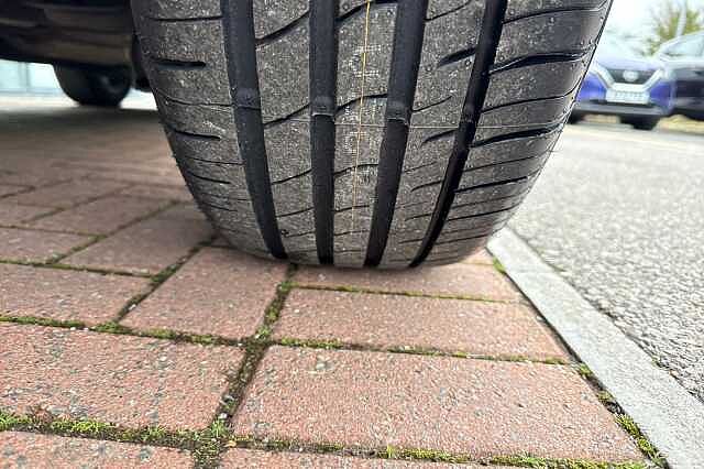 Nissan Qashqai 1.3 DIG-T (140ps) N-Connecta [Glass Roof]