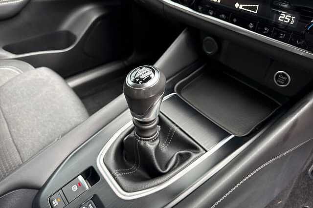 Nissan Qashqai 1.3 DIG-T (140ps) N-Connecta [Glass Roof]