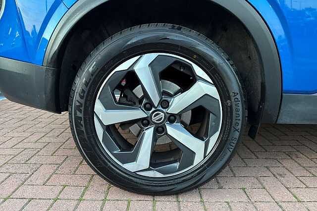 Nissan Qashqai 1.3 DIG-T (140ps) N-Connecta [Glass Roof]