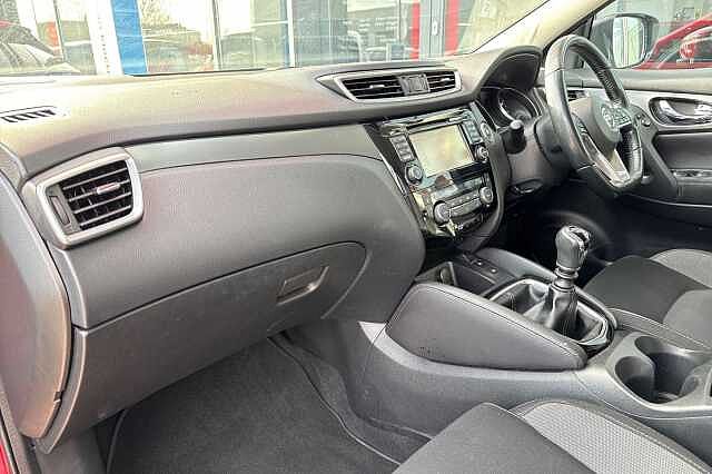Nissan Qashqai 1.2 DIG-T N-Connecta [Glass Roof]