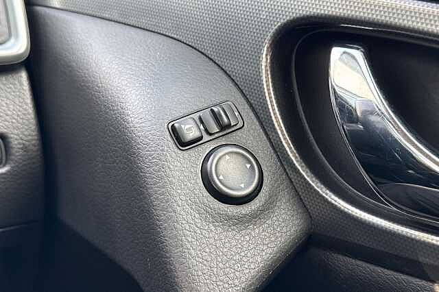 Nissan Qashqai 1.2 DIG-T N-Connecta [Glass Roof]