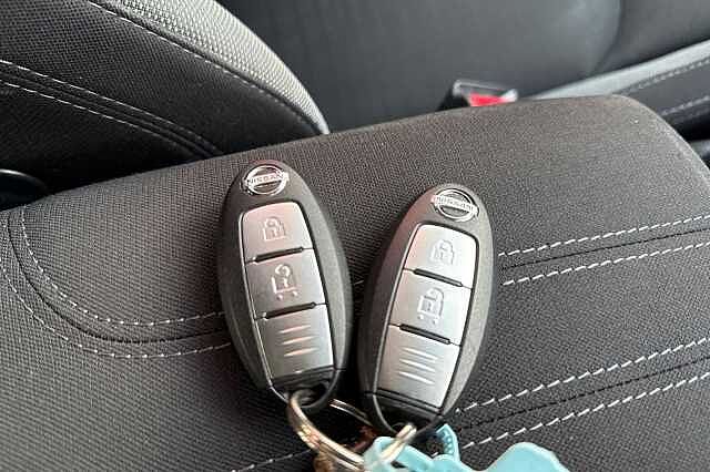 Nissan Qashqai 1.2 DIG-T N-Connecta [Glass Roof]