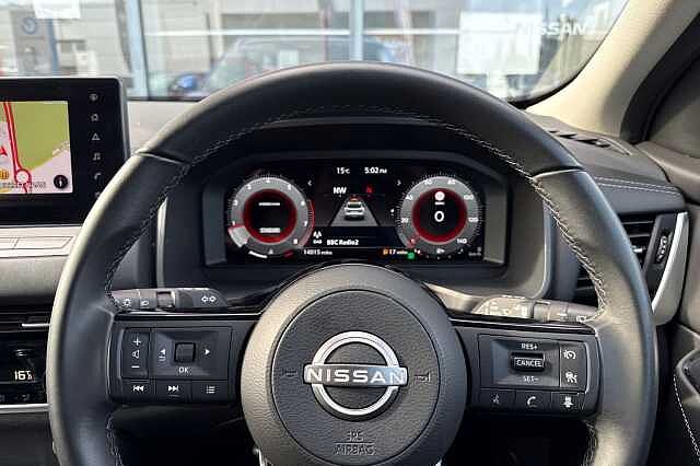 Nissan Qashqai 1.3 DIG-T (140ps) N-Connecta [Glass Roof]