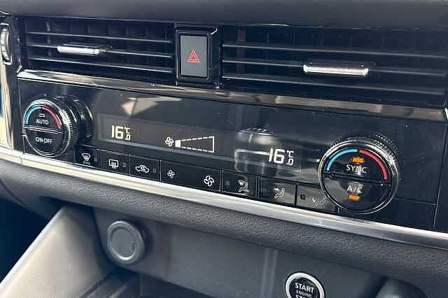 Nissan Qashqai 1.3 DIG-T (140ps) N-Connecta [Glass Roof]