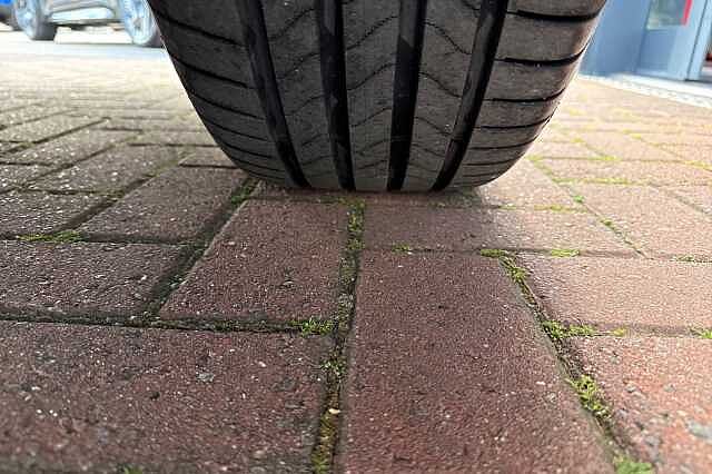 Nissan Qashqai 1.3 DIG-T (140ps) N-Connecta [Glass Roof]