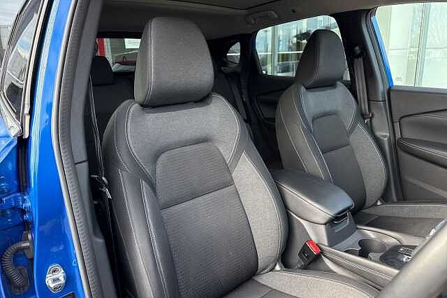 Nissan Qashqai 1.3 DIG-T (140ps) N-Connecta [Glass Roof]