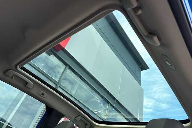 Nissan Qashqai 1.3 DIG-T (140ps) N-Connecta [Glass Roof]