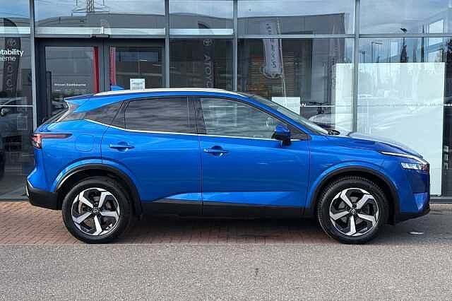 Nissan Qashqai 1.3 DIG-T (140ps) N-Connecta [Glass Roof]