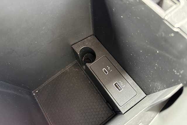 Nissan Qashqai 1.3 DIG-T (140ps) N-Connecta [Glass Roof]