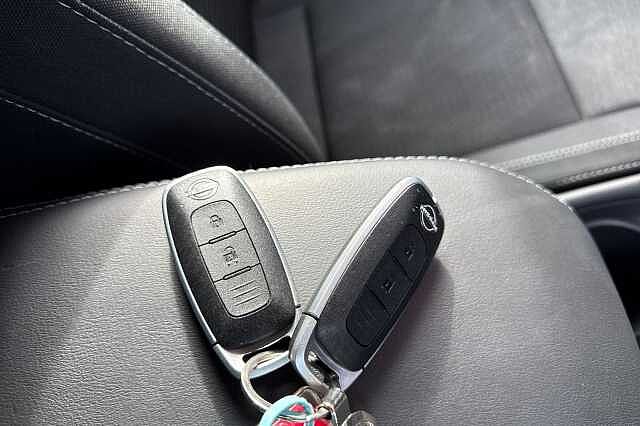 Nissan Qashqai 1.3 DIG-T (140ps) N-Connecta [Glass Roof]