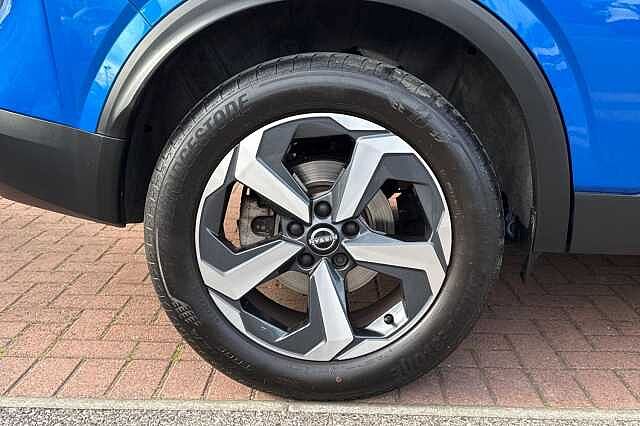 Nissan Qashqai 1.3 DIG-T (140ps) N-Connecta [Glass Roof]